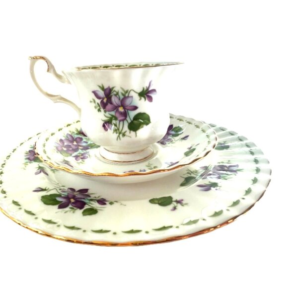 Royal Albert "February" Violet Teacup & Saucer Set - Picture 8 of 8